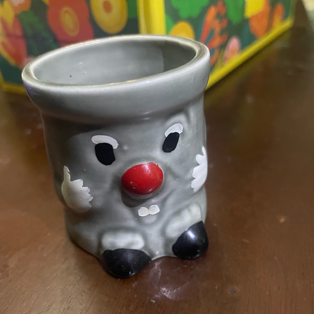 VTG 1970’s DUSTY BIN 3-2-1 RETRO TV SHOW CERAMIC EGG CUP TOOTHPICK HOLDER / #180